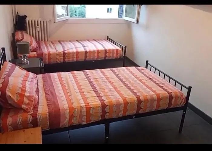B&B: NEW CHEAP PRIVATE ROOM, KITCHEN , OVERWIEUW sea,TRAM on spot, 12 minutes from nice train station with tram , beach in 17 min tram , CHAMBRE PRIVÉE pas cher, cuisine équipée , tram sur place, APERÇU mer, 12 min de la gare de Nice avec le tram, 17